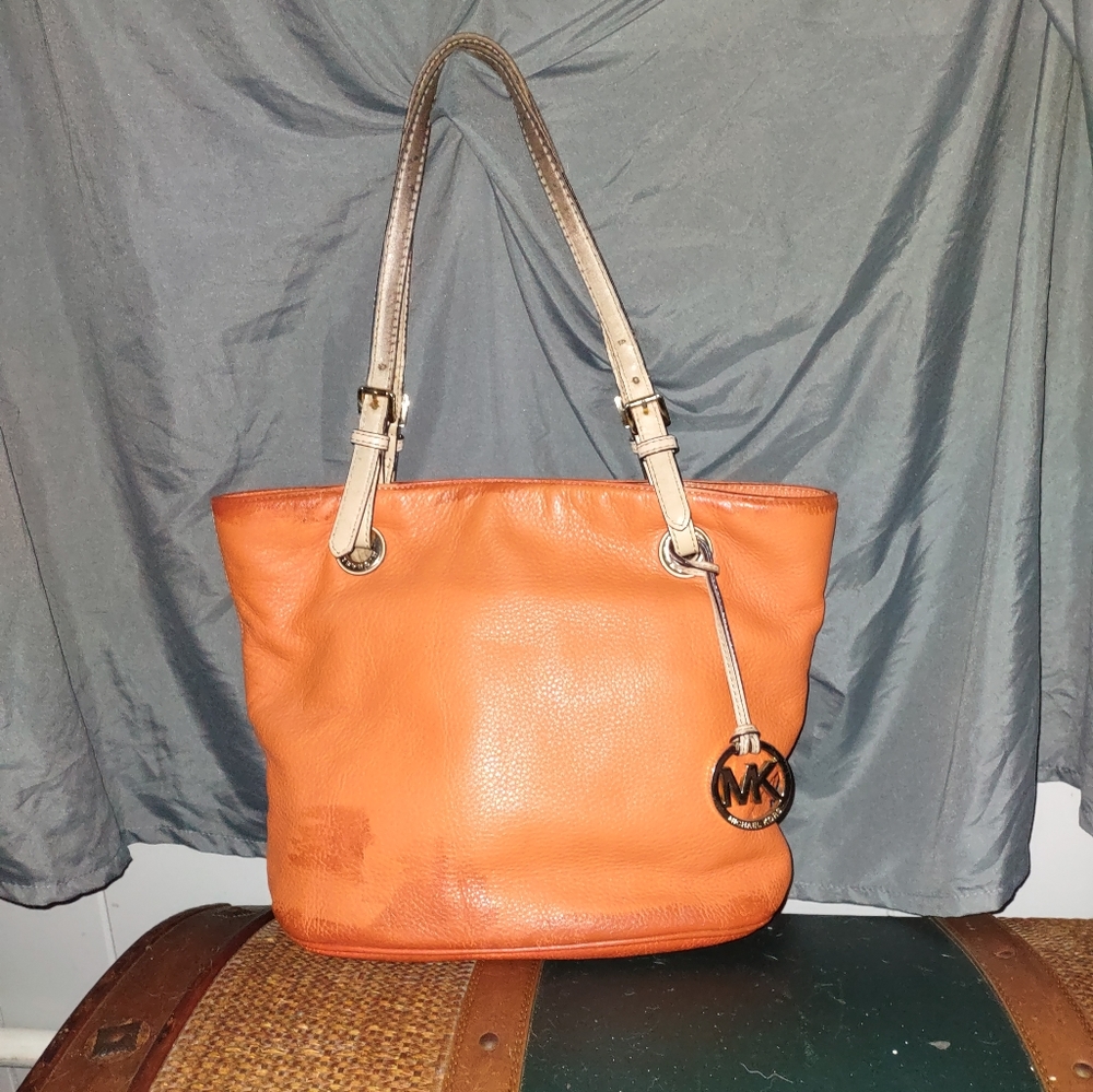 leather Michael kors shoulder bag.